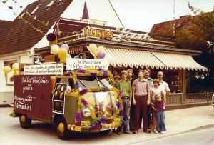 Das Team vor dem Ladengeschäft